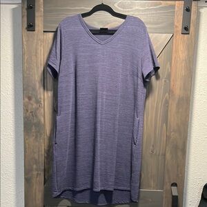 Purple dress with relaxed fit and flowy silhouette